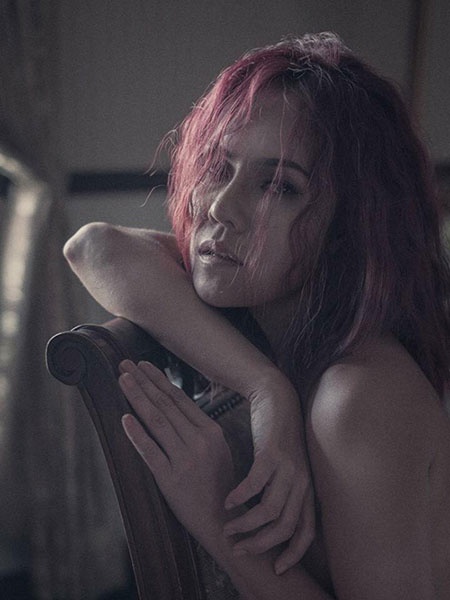 Một bức ảnh chụp trong phòng kín.