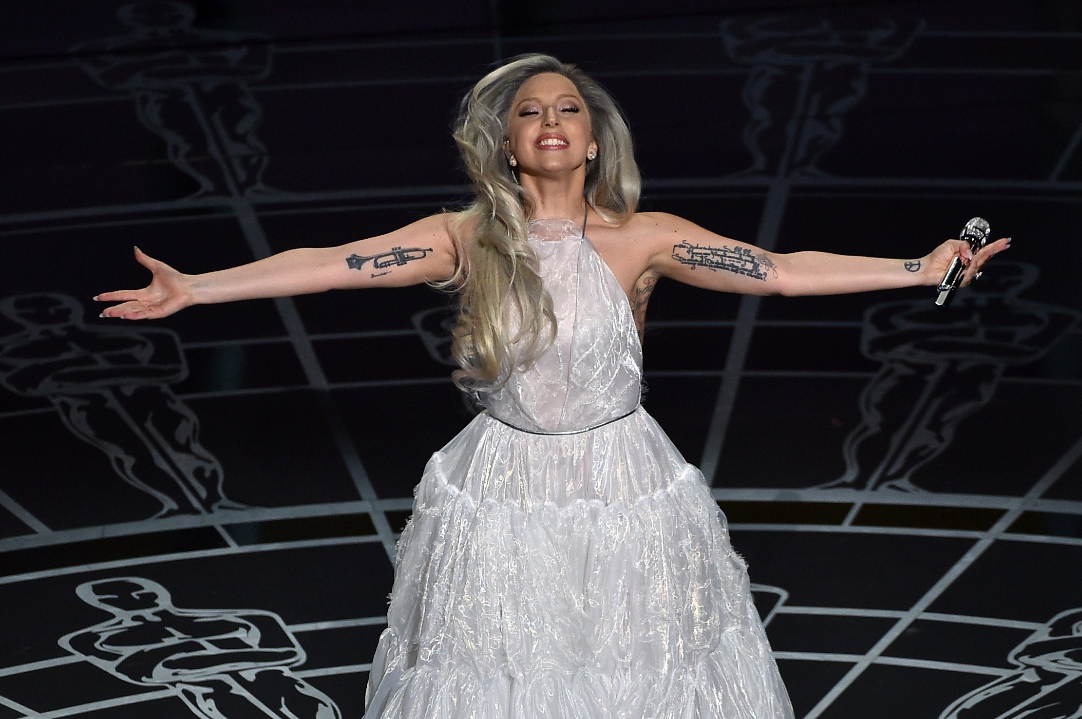Lady Gaga: Thoi chieu tro, van tao du luan hinh anh