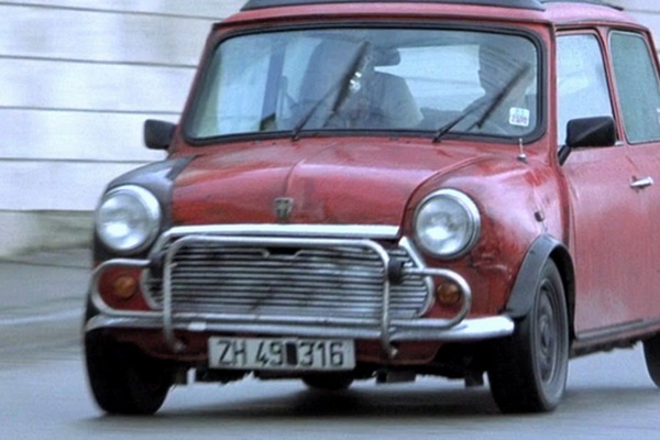Truong doan Jason Bourne tron thoat khoi canh sat bang chiec Mini Cooper hinh anh