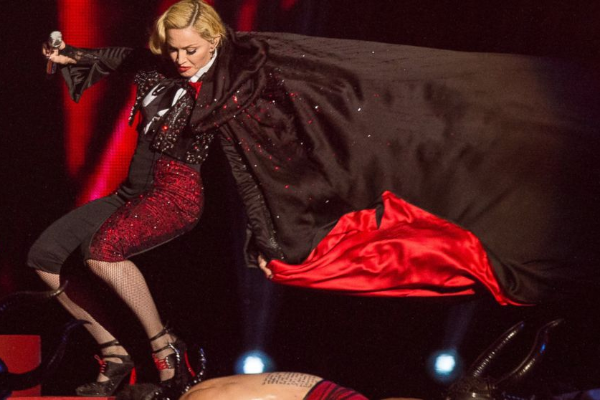 Madonna quyet khong xem lai cu nga tai BRIT Awards 2015 hinh anh