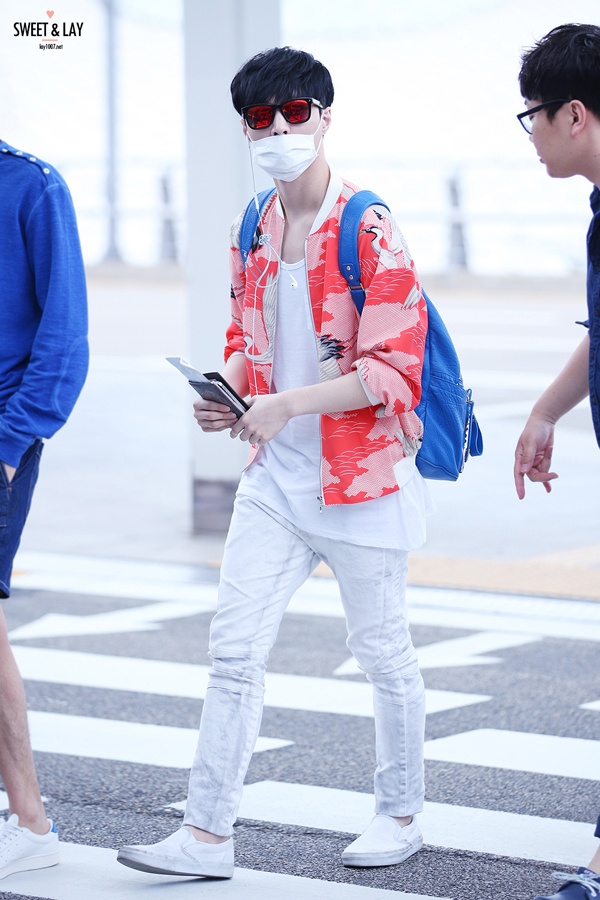 Lay (EXO) dễ dàng nổi bần bật trong style “chơi trội” với các gam màu như thế này.