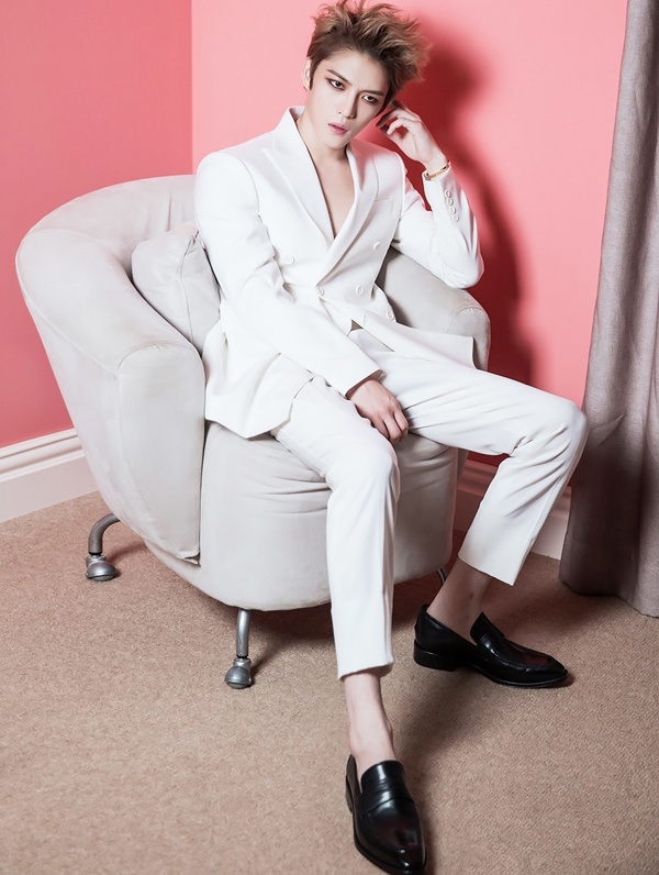 Jaejong (JYJ) quyến rũ chết người khi kết hợp vest trắng và lối make up kẻ mắt đậm.