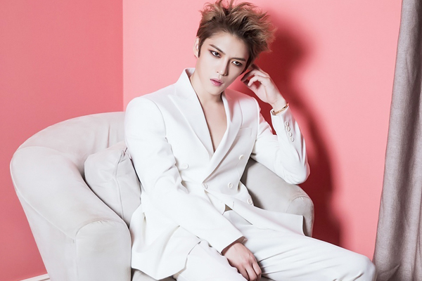 Sao Han toa sang trong gam mau trang tinh khoi hinh anh