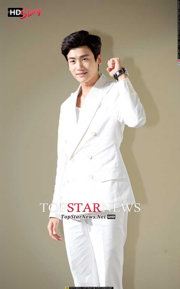Hyung Sik (ZE:A) giản dị mà cuốn hút với bộ vest trắng.
