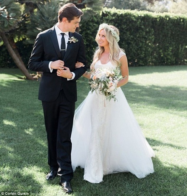Ashley Tisdale kết hôn với nam ca sĩ Christopher French từ tháng 9/2014.