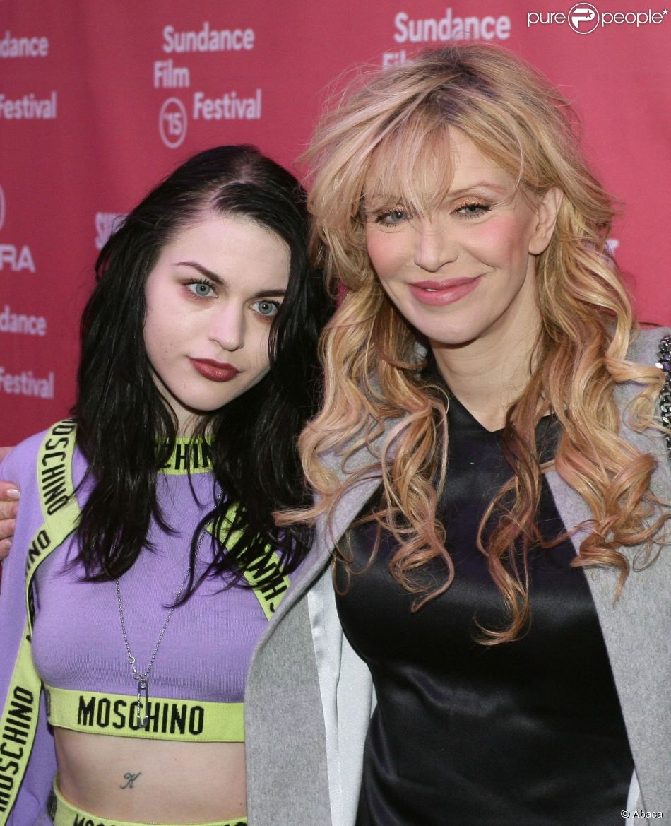 Frances Bean Cobain bên cạnh mẹ Courtney Love.