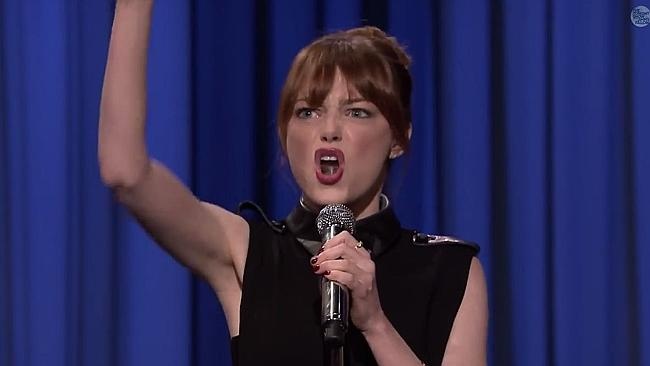 Emma Stone dau lip sync voi MC Jimmy Fallon hinh anh