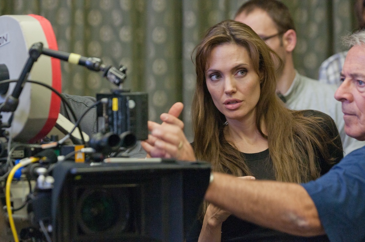 Angelina Jolie là ứng cử viên sáng giá cho ghế đạo diễn của Captain Marvel.