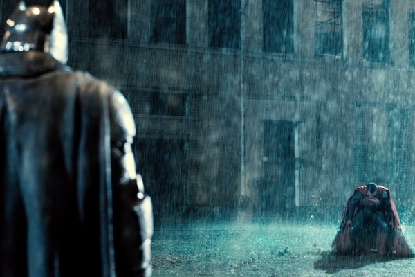Trailer dau tien bom tan 'Batman v Superman: Dawn of Justice' hinh anh