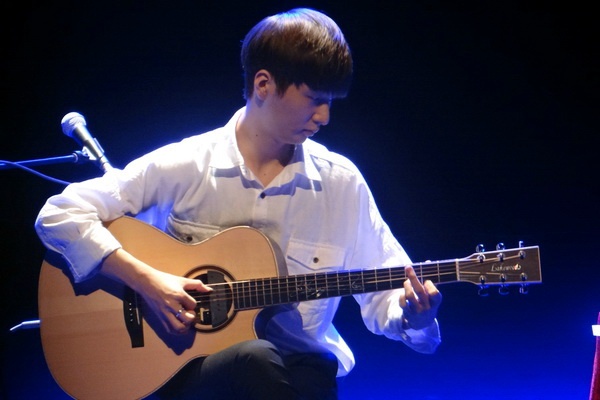 Sungha Jung - 'The River Flows in You' (Live in Hanoi 2015) hinh anh