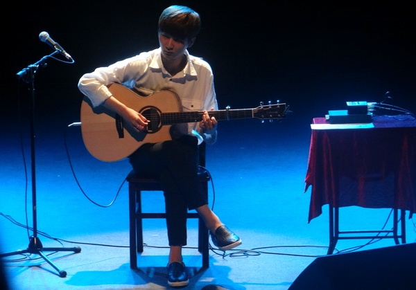 Sungha Jung - 'Eyes, Nose, Lips' (Live in Hanoi 2015) hinh anh