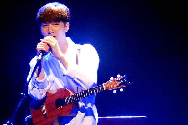 Than dong guitar Han Quoc cover hit cua Taeyang tai Ha Noi hinh anh