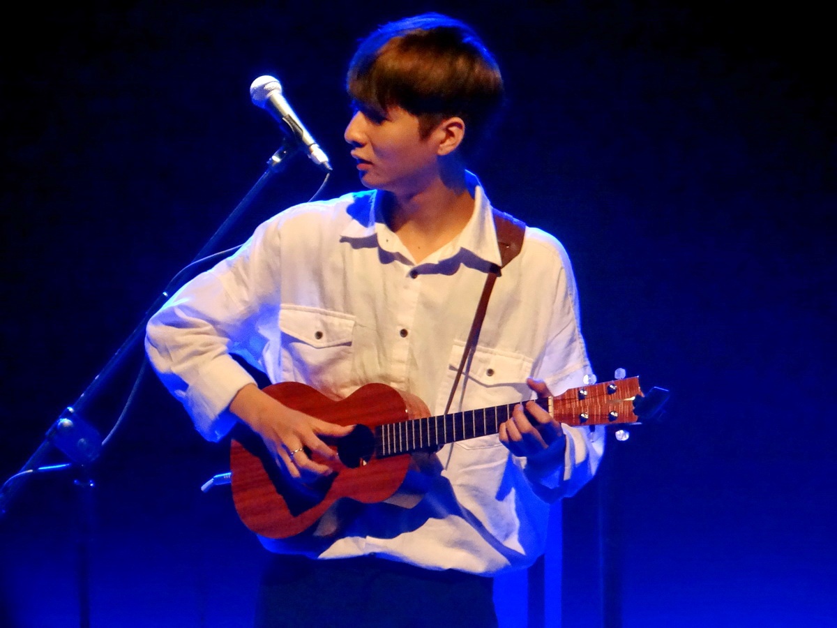 Thần đồng guitar Hàn Quốc biểu diễn với đàn ukulele.