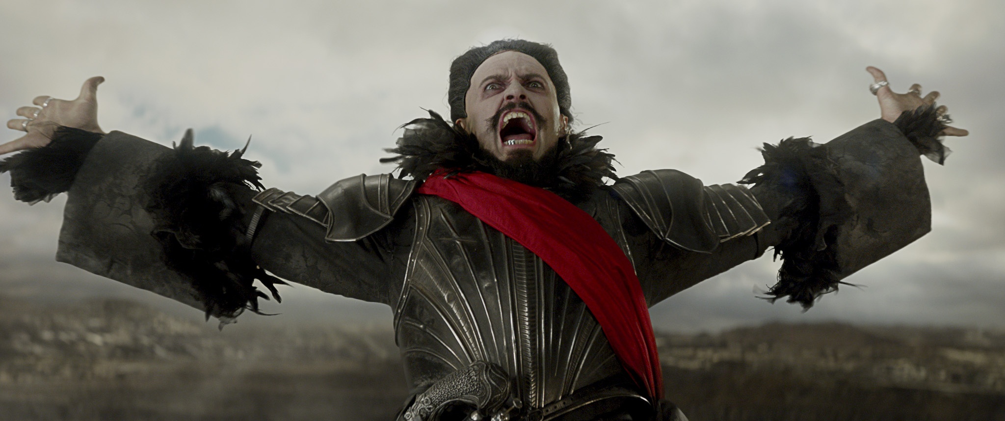Khán giả phải chờ tới mùa thu mới được theo dõi Hugh Jackman hóa thân thành tên cướp biển Râu Đen.