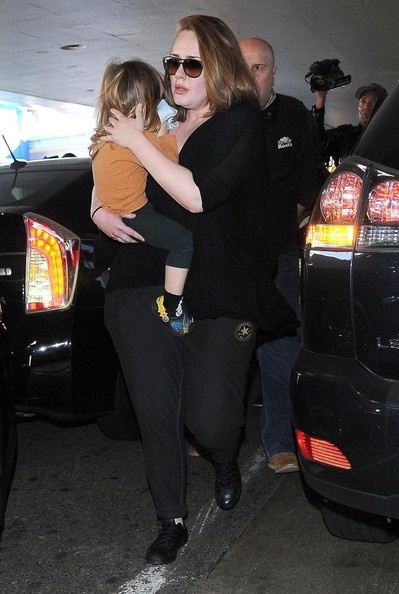 Adele bên cạnh bé Angelo hồi đầu năm 2015.