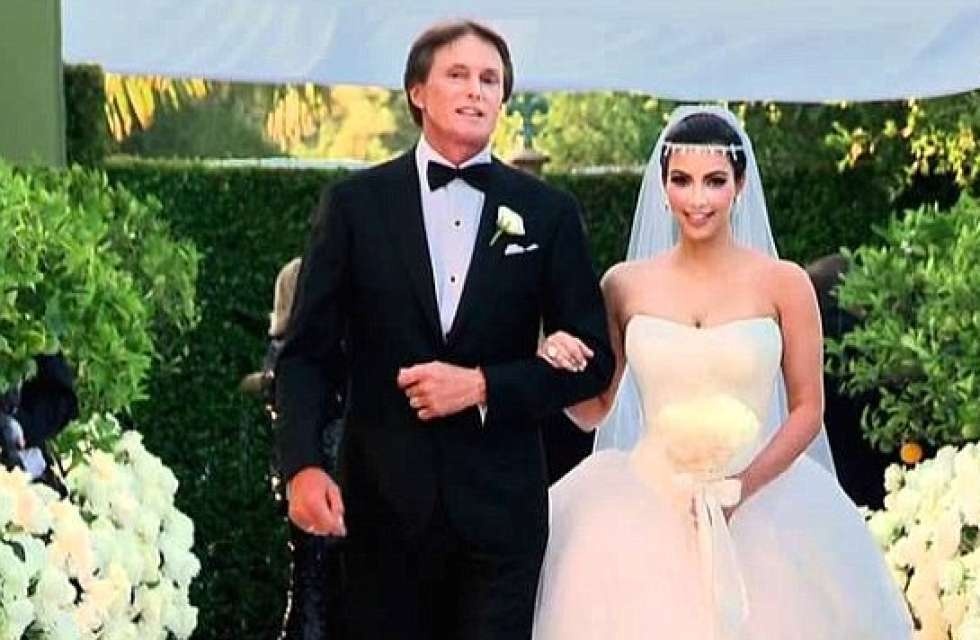 Bruce Jenner sánh đôi bên con gái trong đám cưới.