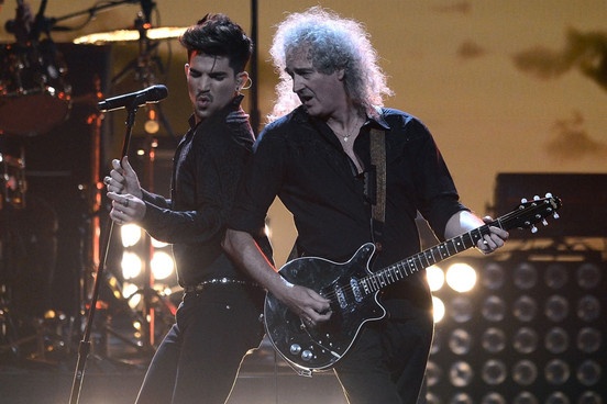 Adam Lambert bên cạnh Brian May trong một đêm diễn của Queen.