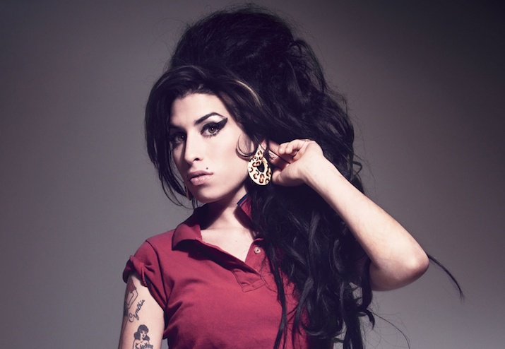 Gia dinh chi trich phim ve Amy Winehouse khong dung su that hinh anh