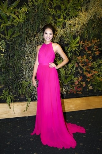 Thân hình nữ tính, mềm mại giúp Hương Giang phù hợp với nhiều trang phục.