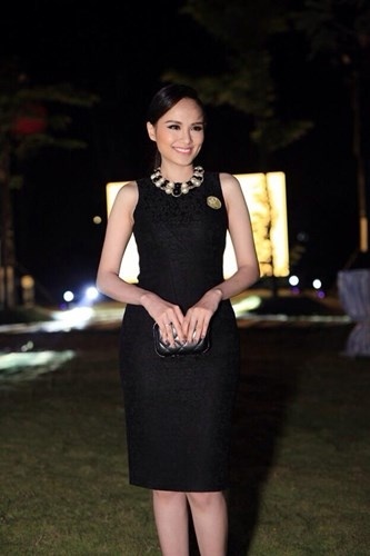 Diễm Hương tự tin mặc váy ôm.