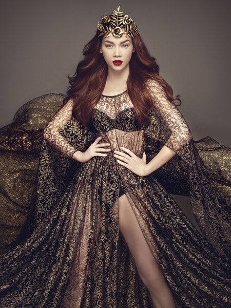 Việc sinh nở dường như làm nhan sắc của ca sĩ Quảng Bình càng thêm mặn mà.