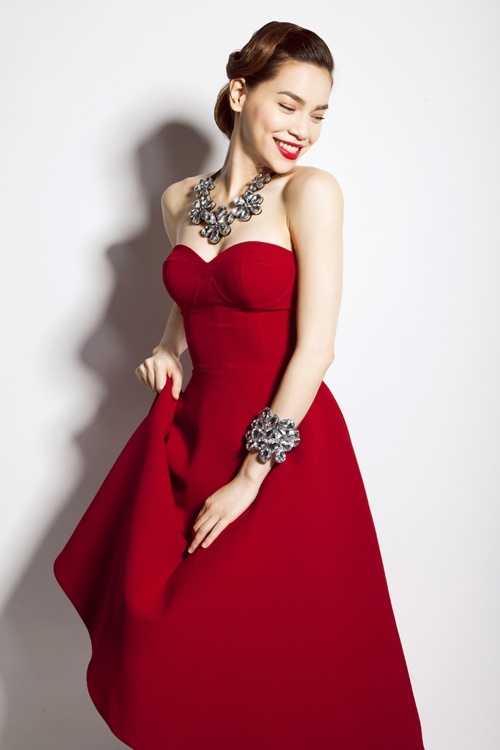 Vòng bụng phẳng lỳ đáng ghen tị của nữ ca sĩ họ Hồ.