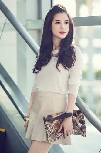 Phong cách ăn mặc của nữ diễn viên sinh năm 1976 rất trẻ trung và quyến rũ.