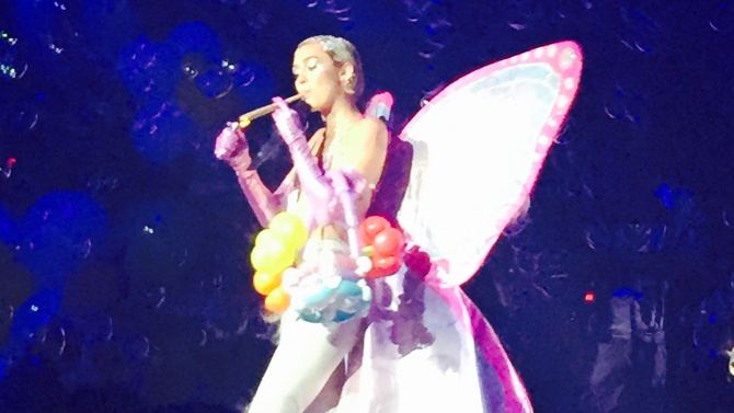 Miley Cyrus gia hut can tren san khau hinh anh