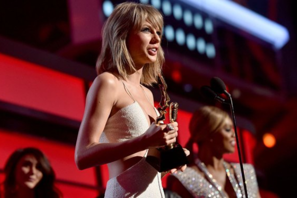 Taylor Swift dai thang o giai thuong Billboard 2015 hinh anh