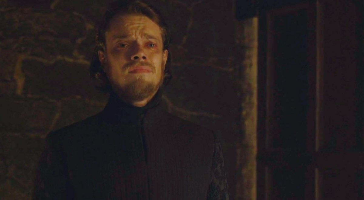 Gương mặt ám ảnh của Theon Greyjoy khi phải chứng kiến sự việc.