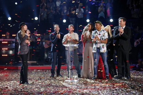 Giây phút Sawyer Fredericks trình bày ca khúc đăng quang Please.