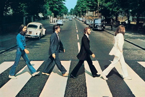 Bi mat phia sau nhung tam bia CD cua The Beatles hinh anh