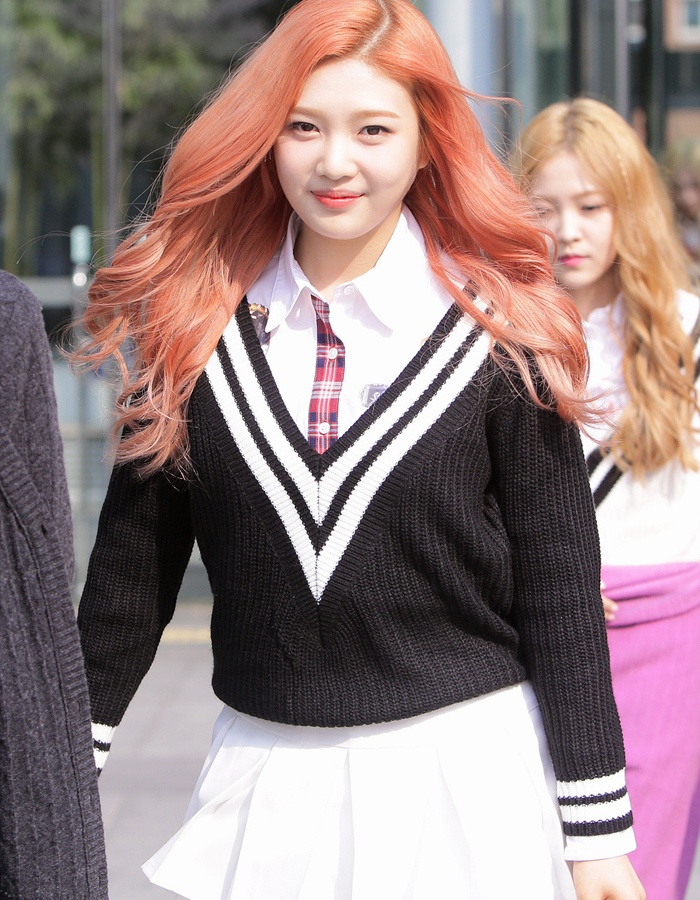 Joy (Red Velvet) điệu đà trong bộ đồng phục với chân váy trắng tinh khiết.
