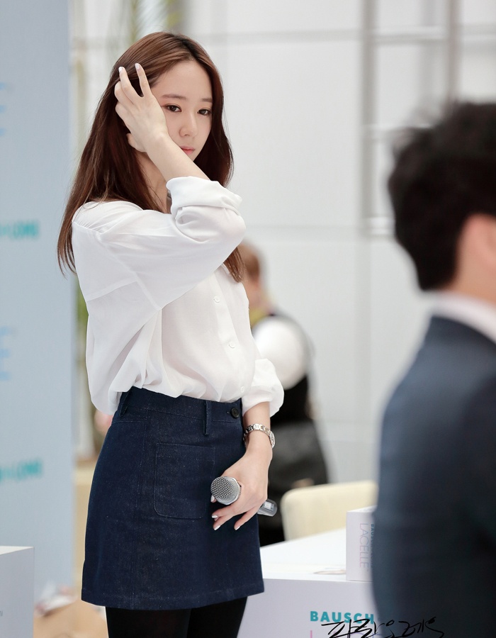 Chỉ cần một set đồ preppy đơn giản, Krystal F(x) cũng trở nên quyến rũ khó cưỡng.