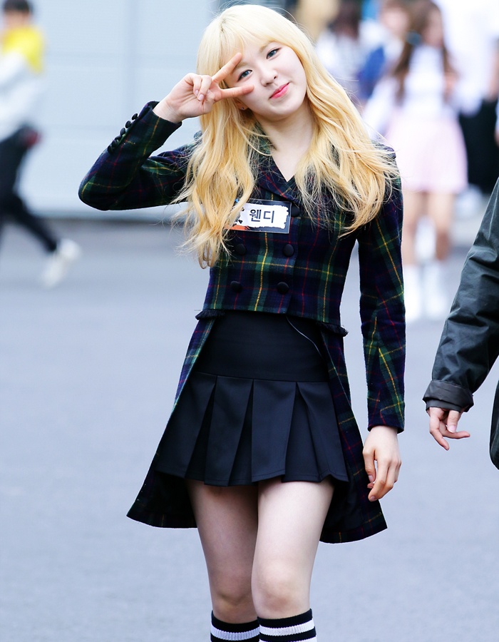 Wendy lại đổi gió bằng cách phối váy xếp li với áo đồng phục kiểu cách.