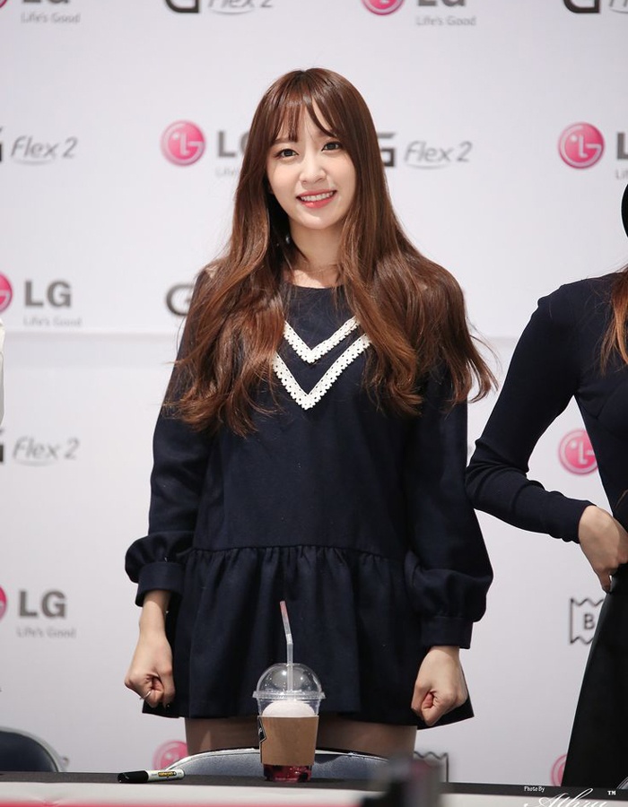 Hani (EXID) chọn váy có thiết kế đơn giản và nữ tính.