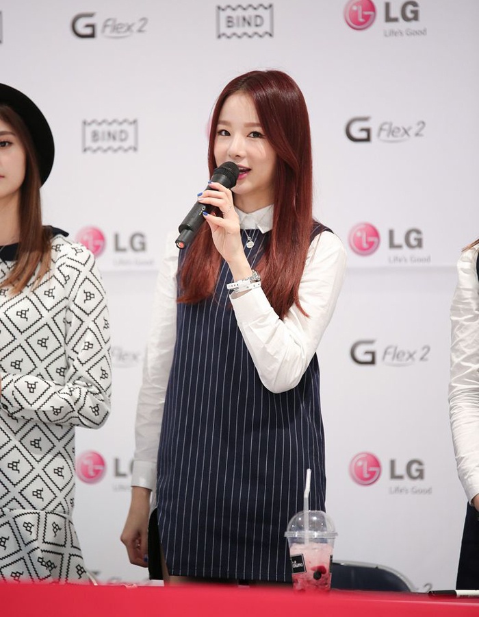 Solji thích phối sơ mi cùng váy liền kẻ sọc bắt mắt.