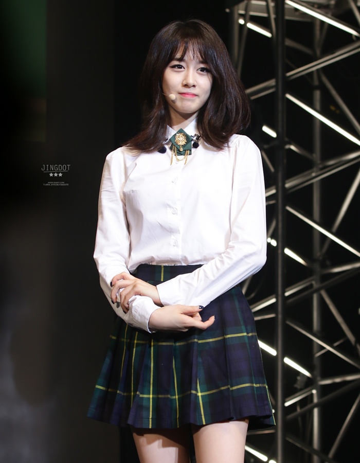 Mỗi lần diện phong cách này, Ji Yeon (T-ara) lại khiến fan trầm trồ trước vẻ đẹp long lanh không tỳ vết.