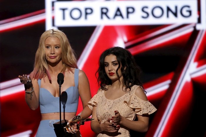 Nguoi ham mo doi Iggy Azalea tra lai giai thuong Billboard hinh anh
