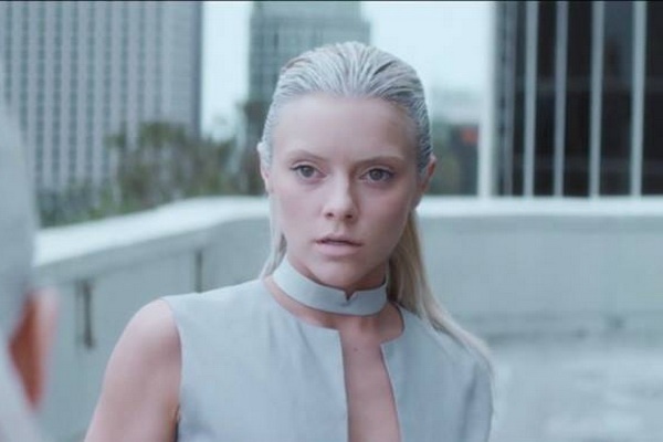 Vu cong ‘Blurred Lines’ xuat hien trong MV moi cua ban trai hinh anh