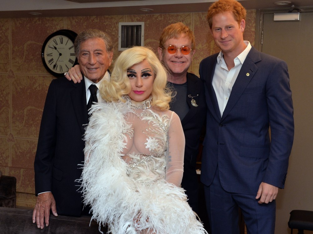 Lady Gaga trang diem chan may kim cuong di gap hoang tu Anh hinh anh