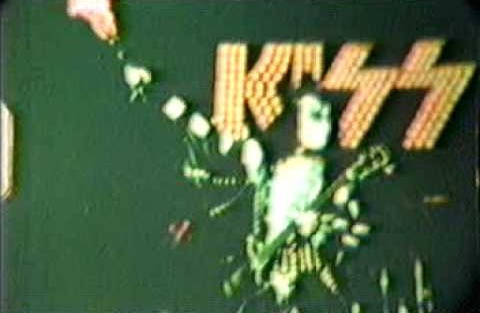 Gene Simmons cua KISS de toc bi chay khi khac lua hinh anh