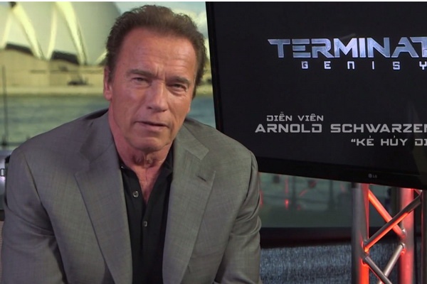 Arnold Schwarzenegger gui loi chao khan gia Viet Nam hinh anh