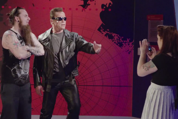 Arnold Schwarzenegger hoa than thanh Ke huy diet di treu fan hinh anh