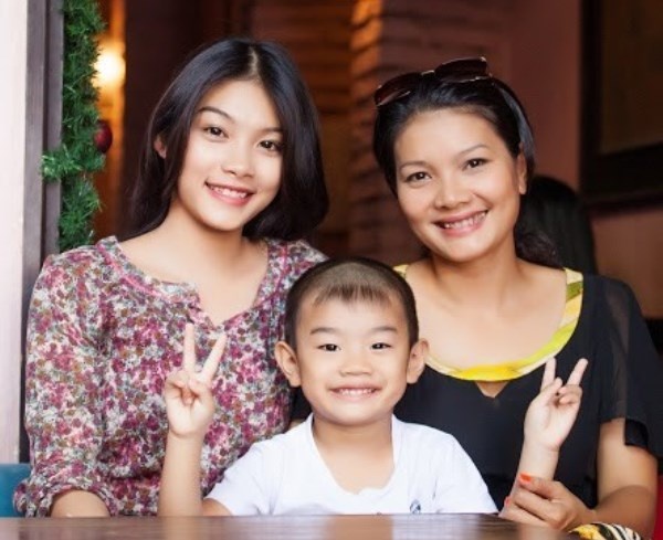 Ba mẹ con nhà nữ diễn viên Kiều Trinh.