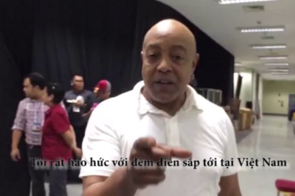 Peabo Bryson chao khan gia Viet Nam hinh anh