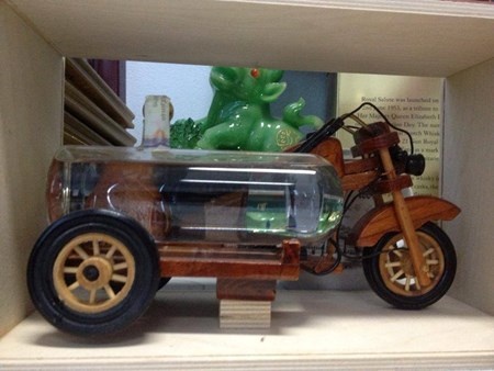 Một trong những bình rượu có hình dáng lạ mắt được Tự Long sưu tầm