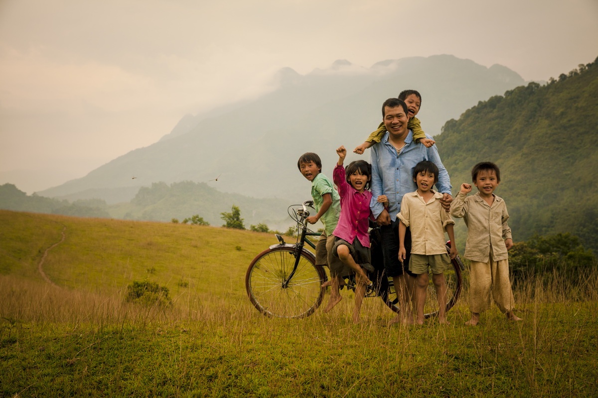 Đạo diễn Lương Đình Dũng bên cạnh dàn diễn viên nhí của Cha cõng con.