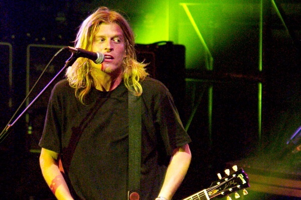 Rocker bi bat hai lan trong 10 ngay vi lai xe khi say xin hinh anh