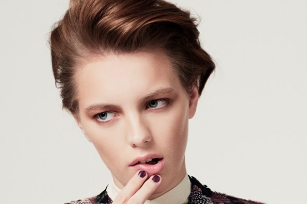 Nguoi mau tomboy tham gia MV dong tinh gay tranh cai hinh anh